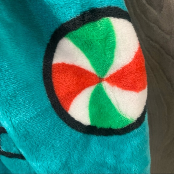 New Hello Kitty In Snow Cap Christmas Bright Teal Plush 60" x 70" Throw Blanket - Picture 8 of 9